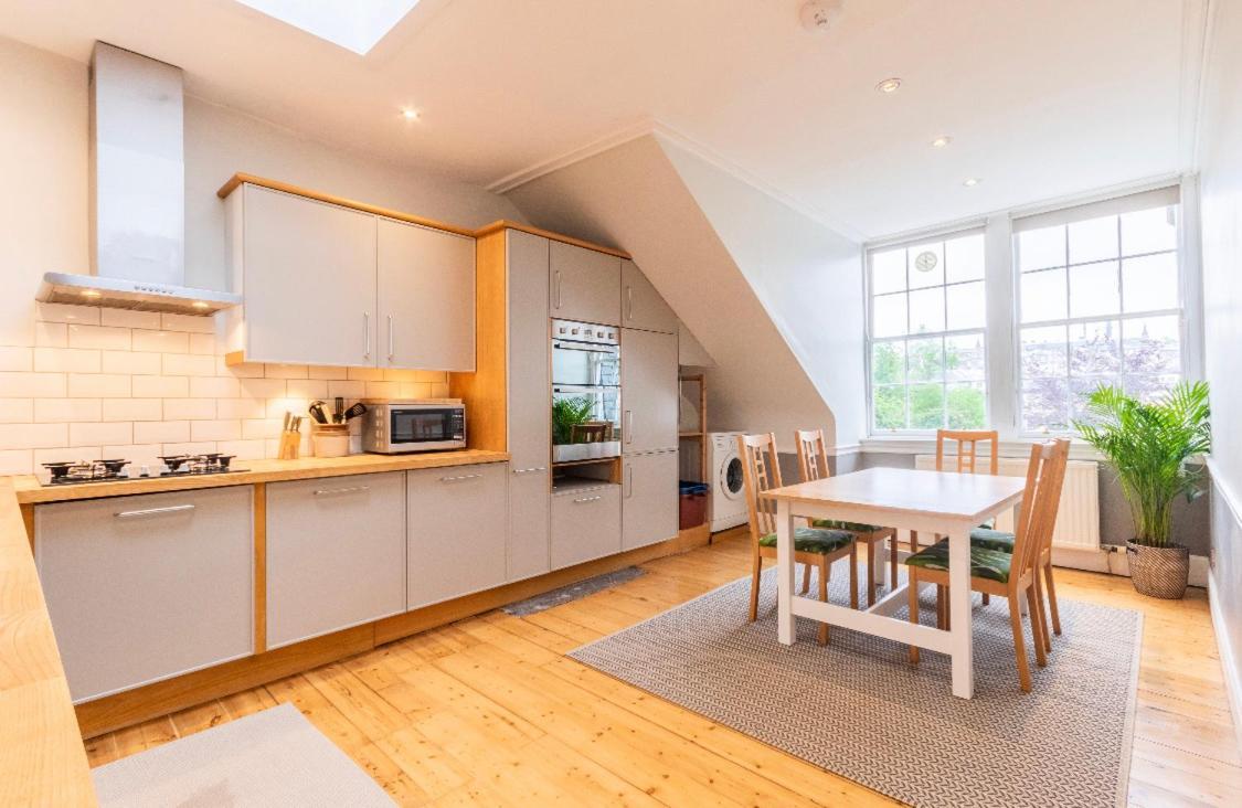 New Town Apartment With Castle View Edimburgo Exterior foto